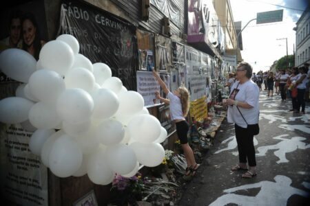 Homenagens às 242 vítimas do incêndio da boate Kiss na Praça Saldanha Marinho, pela data de um ano da tragédia. Foto: Fernando Frazão/Agência Brasil
