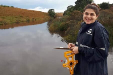 A bióloga marinha Thérrese criou um produto totalmente natural para remover contaminantes das águas. Foto: Arquivo Pessoal