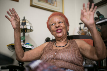 Professora Petronilha recebeu o Sul21 em sua casa, no bairro Rio Branco. Foto: Luiza Castro/Sul21
