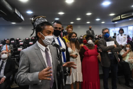 Matheus Gomes fala durante a cerimônia de posse da Câmara de Vereadores de Porto Alegre | Foto: Ederson Nunes/CMPA)