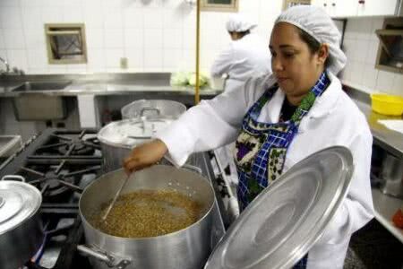 Funcionários denunciam demissões em equipes de limpeza e alimentação das escolas municipais