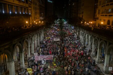 Entre noites, greves e poemas (por Ricardo Almeida)