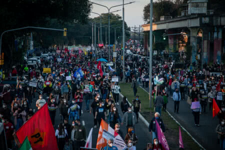 Porto Alegre, 03/03/2021: Manifestantes voltam às ruas de Porto Alegre contra o governo de Jair Bolsonaro, por impeachment, vacina e auxílio emergencial de R$600,00. Foto: Luiza Castro/Sul21 