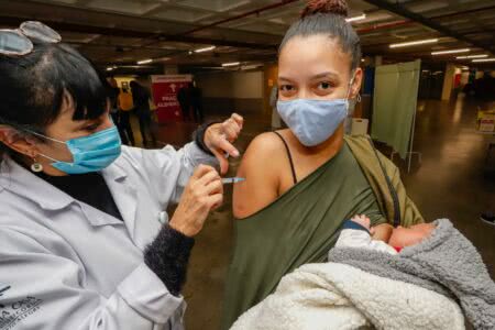 Lactantes com crianças de até um ano poderão receber a vacina em Porto Alegre. Foto: Cristine Rochol/PMPA