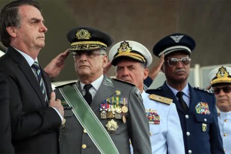 Bolsonaro destina aos militares recursos que deixou de usar no Bolsa Família