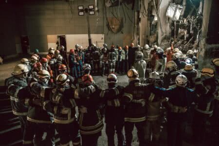 Com a localização dos corpos dos dois colegas, equipes deram por encerrada esta etapa no prédio incendiado da SSP. (Foto: Rodrigo Ziebell / Ascom GVG)