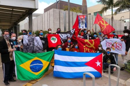 Ato em defesa de Cuba realizado pela Associação Cutural José Martí em frente ao consulado dos EUA em Porto Alegre (Foto: Poleto)