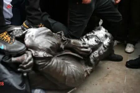 Estátua de Edward Colston, que foi traficante de escravos, derrubada por manifestantes na Inglaterra (Reprodução/TV)