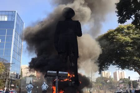 Estátua de Borba Gato em chamas. Foto: Thais Haliski
