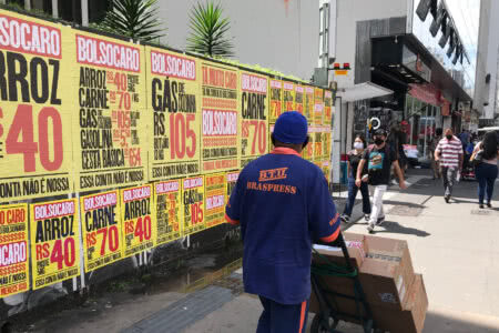 Cartazes sobre alta dos alimentos na Avenida Paulista, em São Paulo. (Foto: Roberto Parizotti/Fotos Públicas)