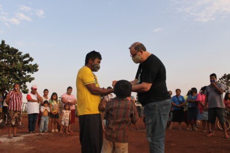 Entrega simbólica de sementes do MPA para liderança do povo guarani Kaiowá no MS. (Foto: Mateus Quevedo)