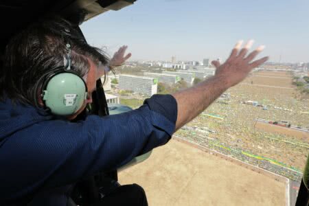 Bolsonaro ameaça STF e acena para Estado de exceção