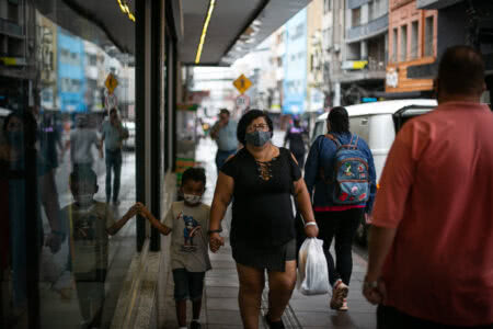 Brasil tem menor média de mortes por covid desde 24 de abril de 2020