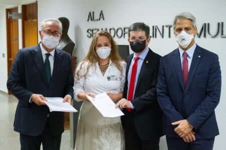 Renan Calheiros, Karen Friedrich, Randolfe Rodrigues e Alessandro Molon. (Foto: Chico Ferreira/Divulgação)