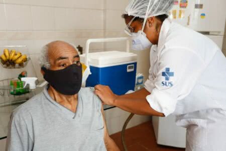 Idosos com 80 anos ou mais começam a receber a quarta dose nesta terça-feira (29). Foto: Cristine Rochol/PMPA