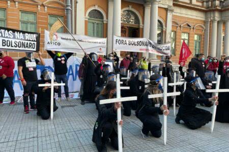 Protesto em Porto Alegre lembra vítimas da covid-19. (Foto: Avico/Divulgação)