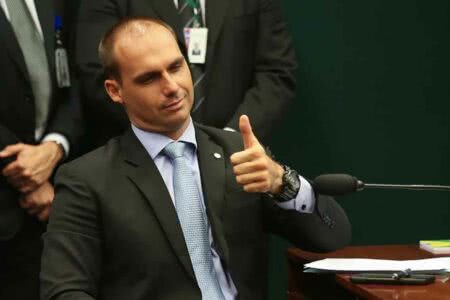 Eduardo Bolsonaro contrai covid-19 e ataca passaporte sanitário