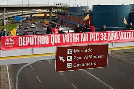 Servidores realizaram nova manifestação na passarela da Rodoviária de Porto Alegre. (Foto: Guilherme de Oliveira / TVT)