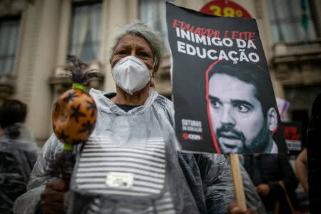 No Dia do Professor, Cpers clama por reajuste e define Leite como ‘inimigo da educação’