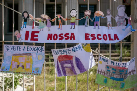 Em outubro, comunidade pendurou cartazes em frente ao portão de entrada pedindo a conclusão da obra e o retorno da escola. Foto: Luiza Castro/Sul21