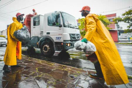 A Prefeitura trabalhou com caminhões próprios para amenizar os impactos causados pela paralisação, que possivelmente poderá prejudicar a coleta domiciliar das madrugadas de sábado e domingo. Foto: Alex Rocha/PMPA