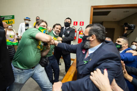 Movimentação de plenário. Na foto, desentendimento entre manifestantes contrários a 