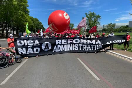 Mantendo a pressão dos últimos meses, servidores fizeram novo ato em Brasília nesta quinta-feira (28). Foto: Karen Viscardi/Divulgação Sintergs