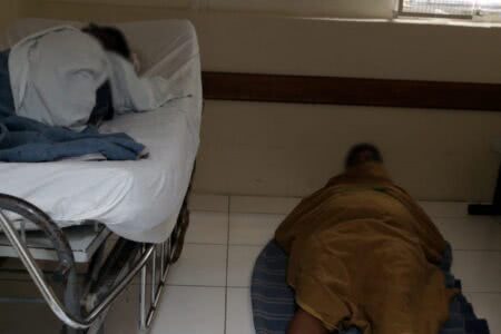 Foto feita por trabalhadores mestra pacientes no chão por falta de leitos no PACS | Foto: Reprodução 