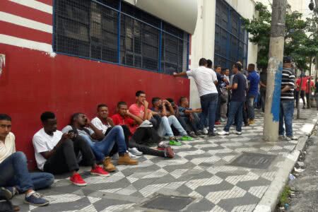 Fila de trabalhadores em busca de emprego.
(Foto: Cesar Itiberê / Fotos Públicas)