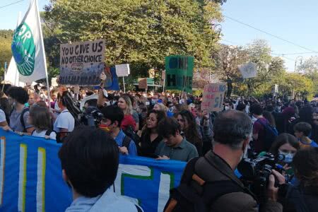 Manifestantes vieram de diferente partes do país e durante duas horas entoaram palavras de ordem contra as crises ambientais e sociais provocadas pelos países ricos. Foto: Janaina Cesar