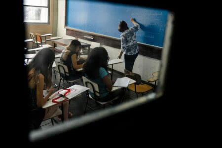 Mesmo com avanço da ômicron, instituições mantêm retorno presencial das aulas