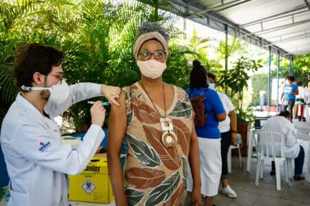 Prefeitura libera dose de reforço para toda a população adulta imunizada há cinco meses