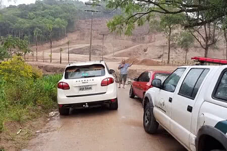 Gilmar João Alba (PSL) em frente ao terreno que é acusado de desmatar. Foto: Reprodução