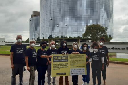 Familiares de vítimas da covid fizeram ato em frente à Procuradoria Geral da República (Foto: Avico Brasil)