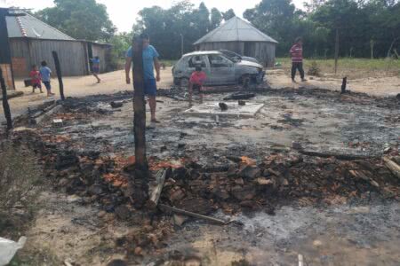 Incêndio criminoso destruiu Casa de Reza e dois automóveis na Terra Indígena Itapuã (Foto: Roberto Liebgott)