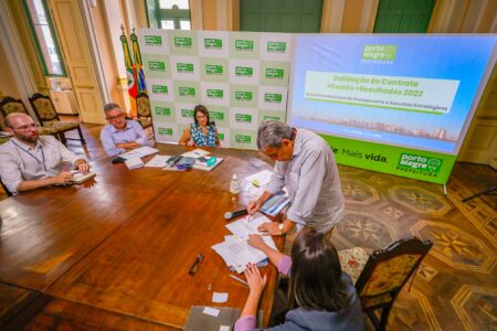 O prefeito Sebastião Melo, sancionou, na tarde desta quinta-feira (30), durante reunião no Salão Nobre do Paço Municipal, a Lei do Passe Livre e das Isenções Tarifárias | Foto: Alex Rocha/PMPA