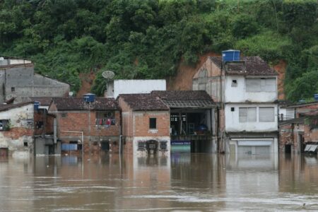 ‘Maior desastre natural da história’, diz governador da Bahia