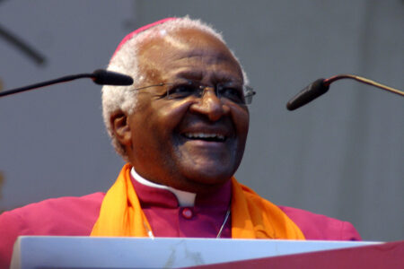 Desmond Tutu, veterano e ícone da luta contra o regime segregacionista apartheid na África do Sul e ganhador do Prêmio Nobel da Paz. Foto: Elke Wetzig/Wikimedia commons.