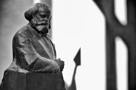 Marx desvendou os mecanismos que impulsionam o acúmulo da riqueza no capitalismo (Foto: Pixabay)