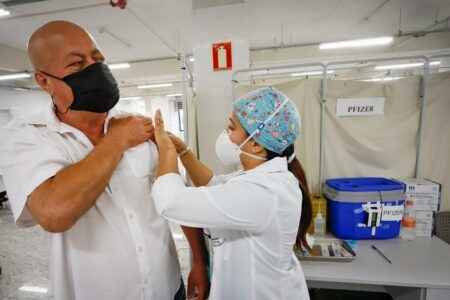 Porto Alegre começa a aplicar o novo prazo de 4 meses na terceira dose da vacina contra a covid-19