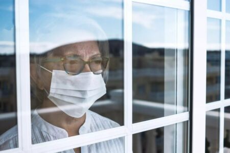 Em meio a nova onda de contaminação, redução do tempo de isolamento por covid causa dúvida