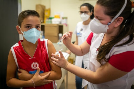 Ministério da Saúde ressalta que estudos mostram que a terceira dose aumenta em seis vezes o número de anticorpos nas crianças. Foto: Luiza Castro/Sul21