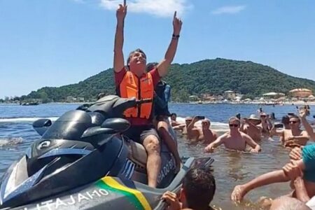 Bolsonaro passou os feriados de final de ano no litoral de Santa Catarina (Reprodução: Twitter)