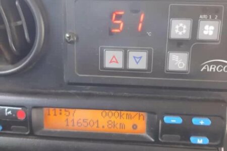 Vereadora compartilhou fotos de painéis de ônibus marcando acima de 50ºC de sensação térmica  | Foto: Reprodução/Twitter