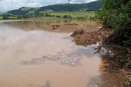 Barragem se rompe no Sul de MG e causa estragos em pasto e estrada