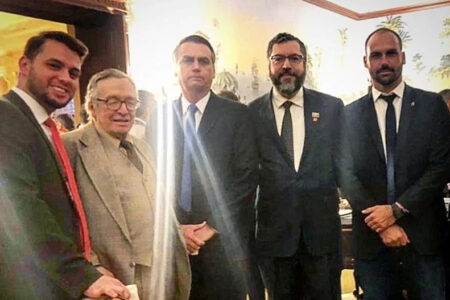 Decisão de luto por escritor foi publicada no Diário Oficial da União; na foto, o assessor Filipe G. Martins, Olavo de Carvalho, Bolsonaro e o deputado federal Eduardo Bolsonaro (PSL-SP). Foto: Reprodução/Twitter
