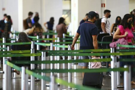 Movimentação de passageiros no Aeroporto Internacional de Brasília. (Foto: Marcelo Camargo/Agência Brasil)