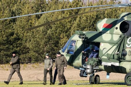 Delegação ucraniana chega a Belarus. Foto: Sergei Kholodilin/BelTA/TASS