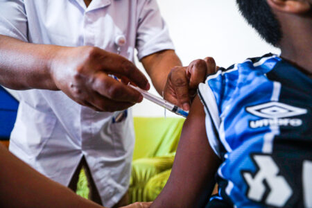 Crianças de 5 a 11 anos podem ser vacinadas em escolas neste sábado (5). Foto: Giulian Serafim/PMPA