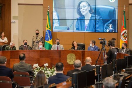 Iris Helena toma posse e se torna a primeira mulher na presidência do TJ